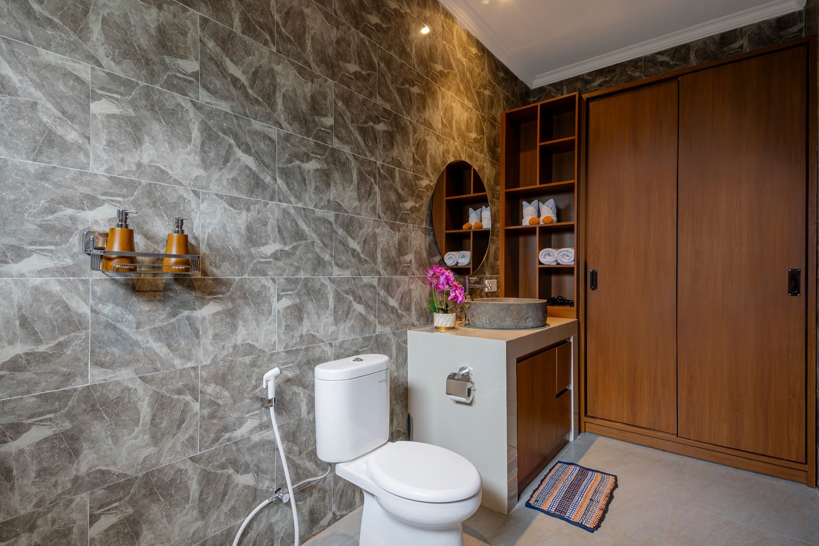 Cahyana Tibuah - the marble bathroom