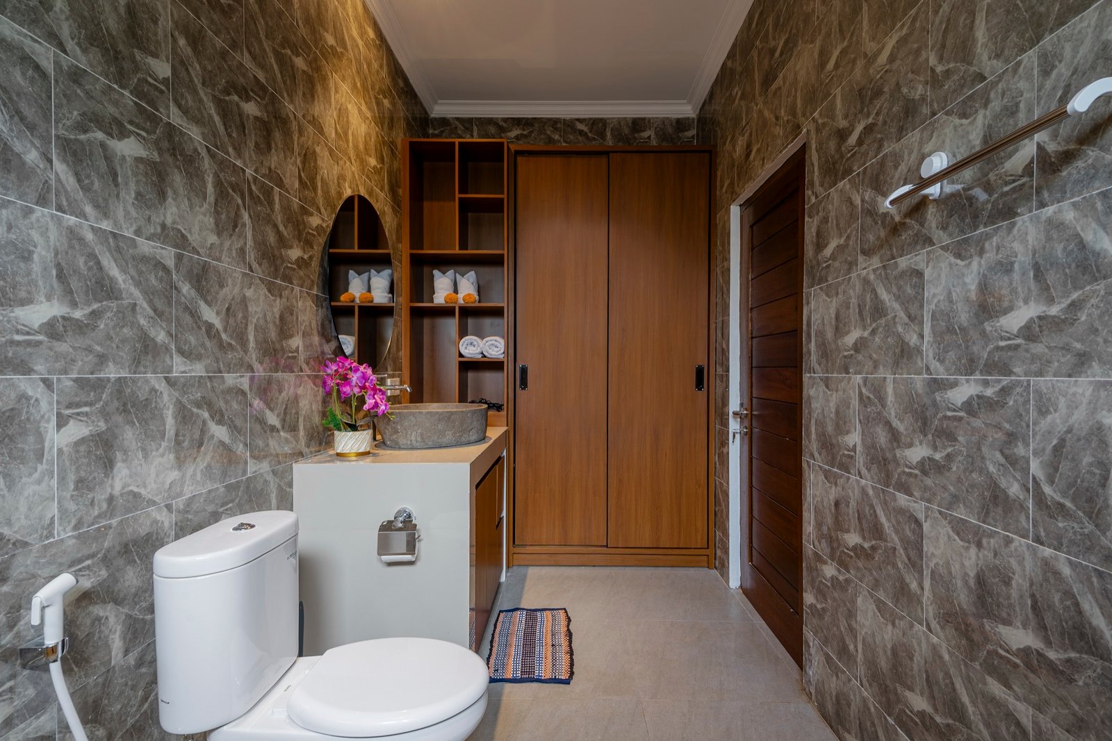 Cahyana Tibuah - the bathroom wardrobe in marble (1)