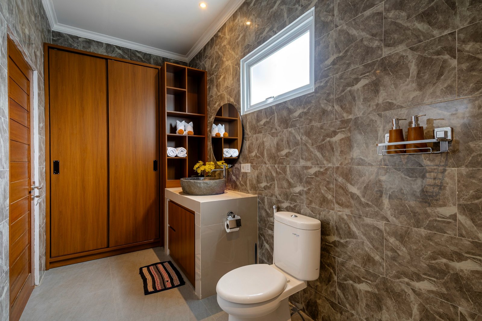 Cahyana Tibuah - the bathroom wardrobe in marble (2)