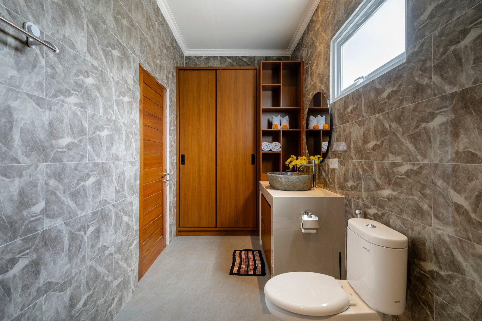 Cahyana Tibuah - the bathroom wardrobe in marble (3)