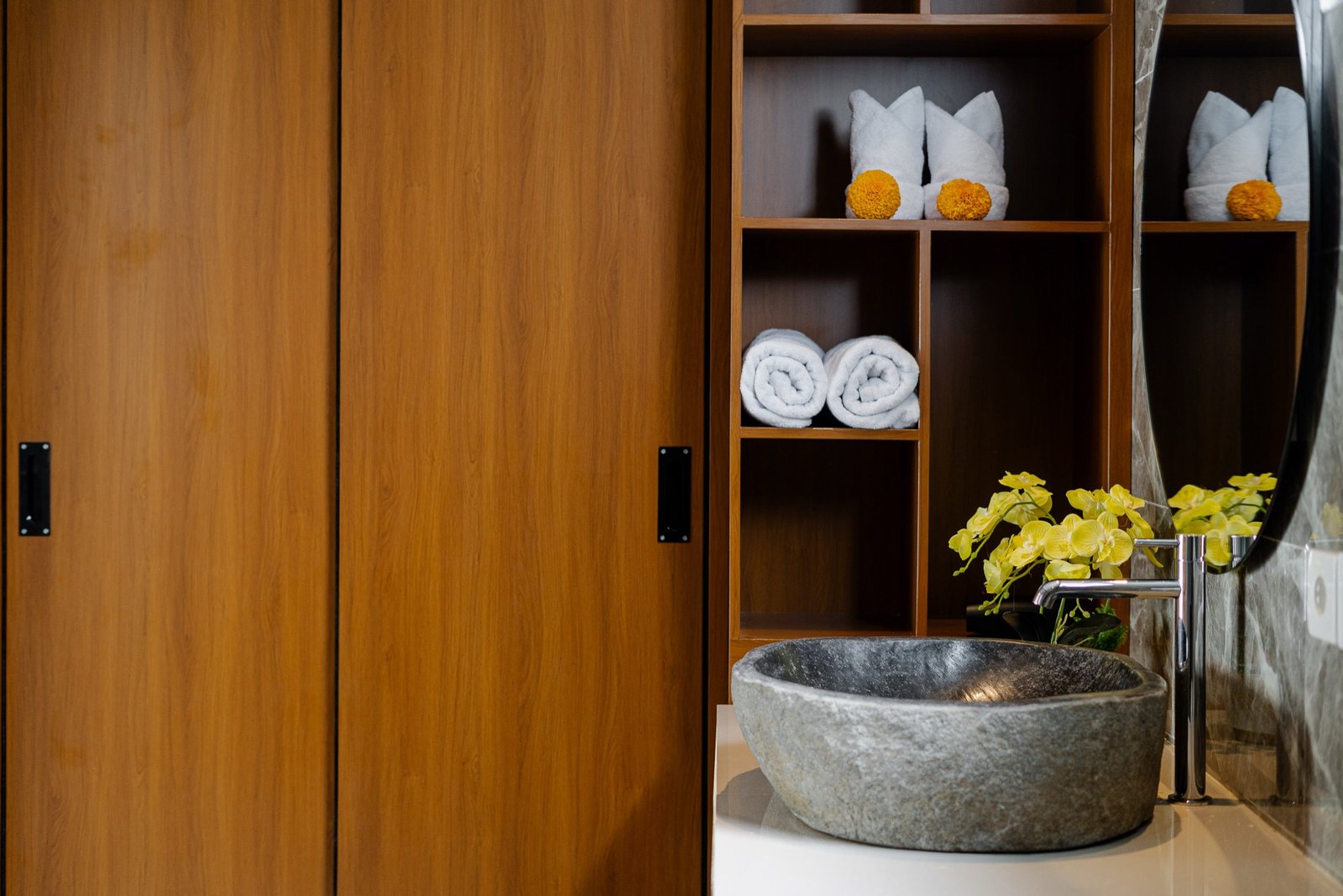 Cahyana Tibuah - the bathroom river-stone basin (1)