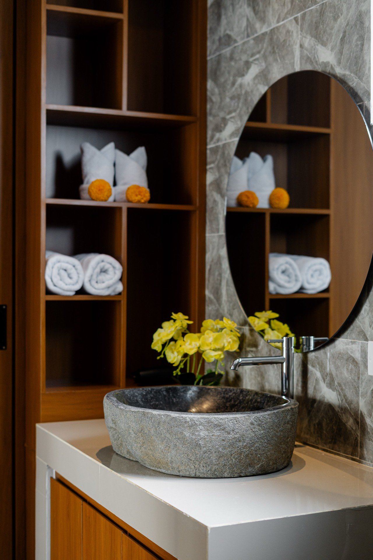 Cahyana Tibuah - the bathroom river-stone basin (2)