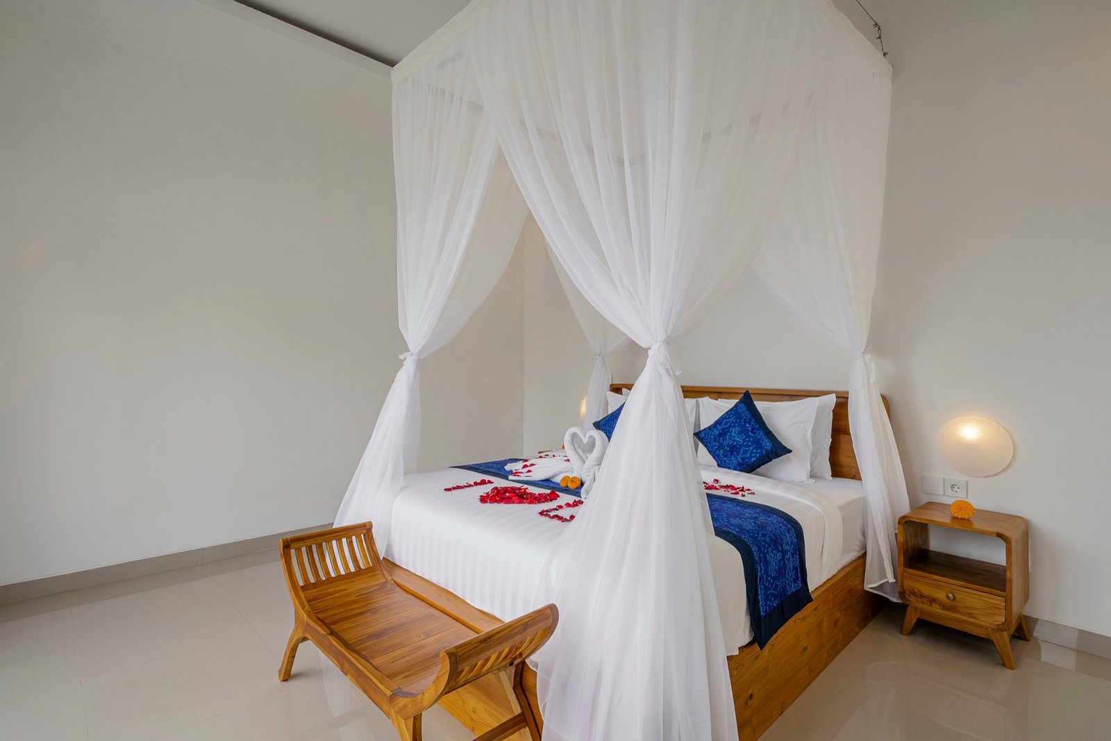 Cahyana Tibuah - the canopy bed and bench (1)