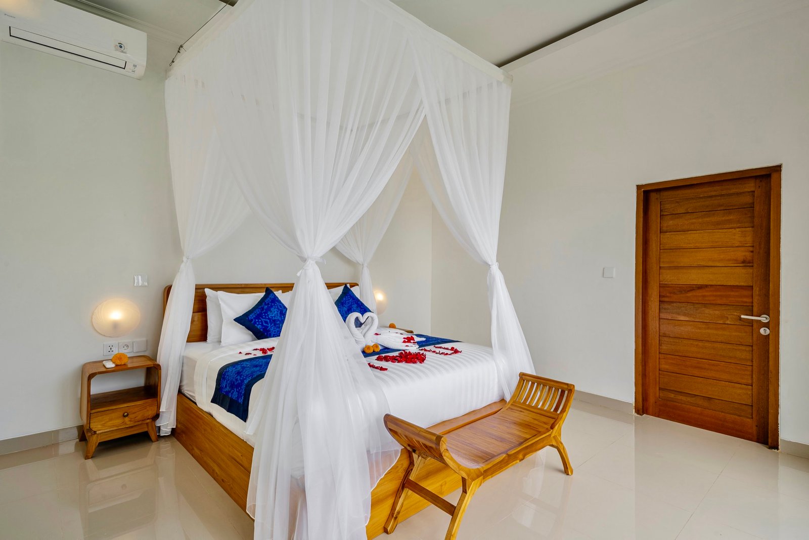 Cahyana Tibuah - the canopy bed and bench (2)