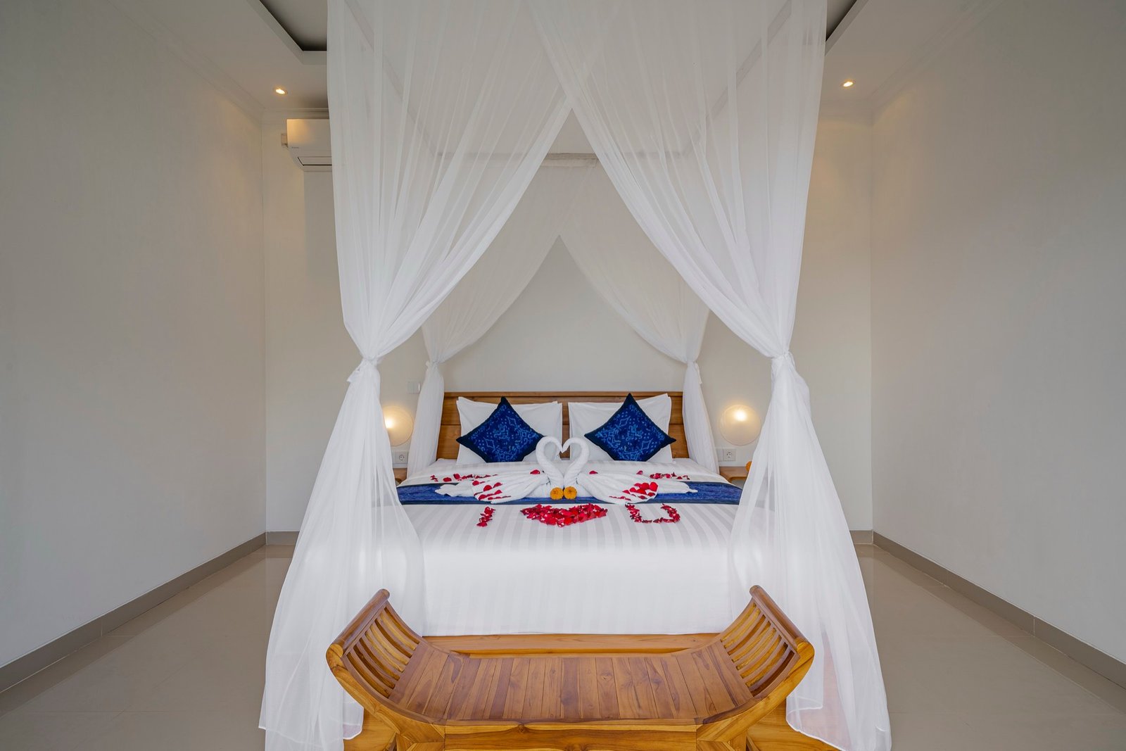 Cahyana Tibuah - the canopy bed and bench (3)