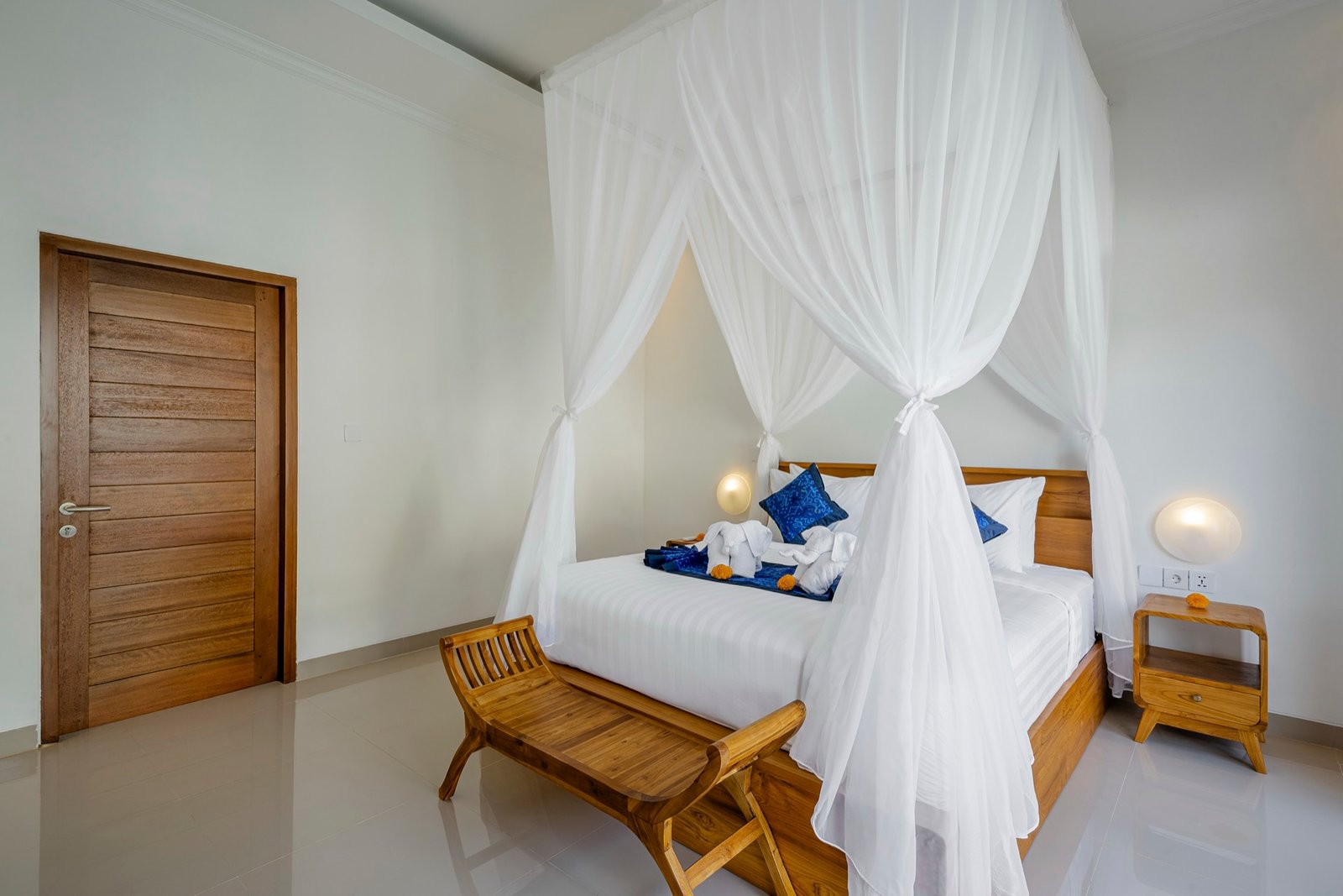 Cahyana Tibuah - the canopy bed and bench (4)