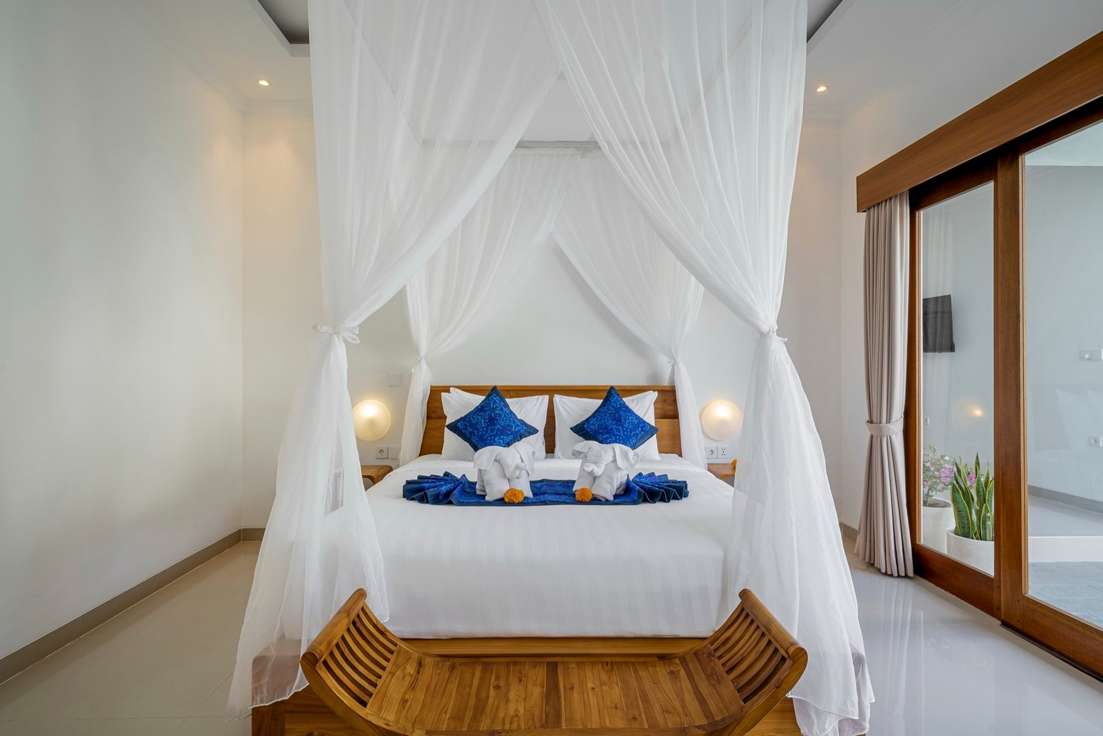 Cahyana Tibuah - the canopy bed and bench (5)