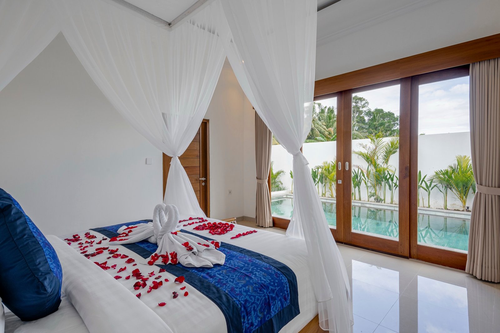 Cahyana Tibuah - the canopy bed facing the pool (1)
