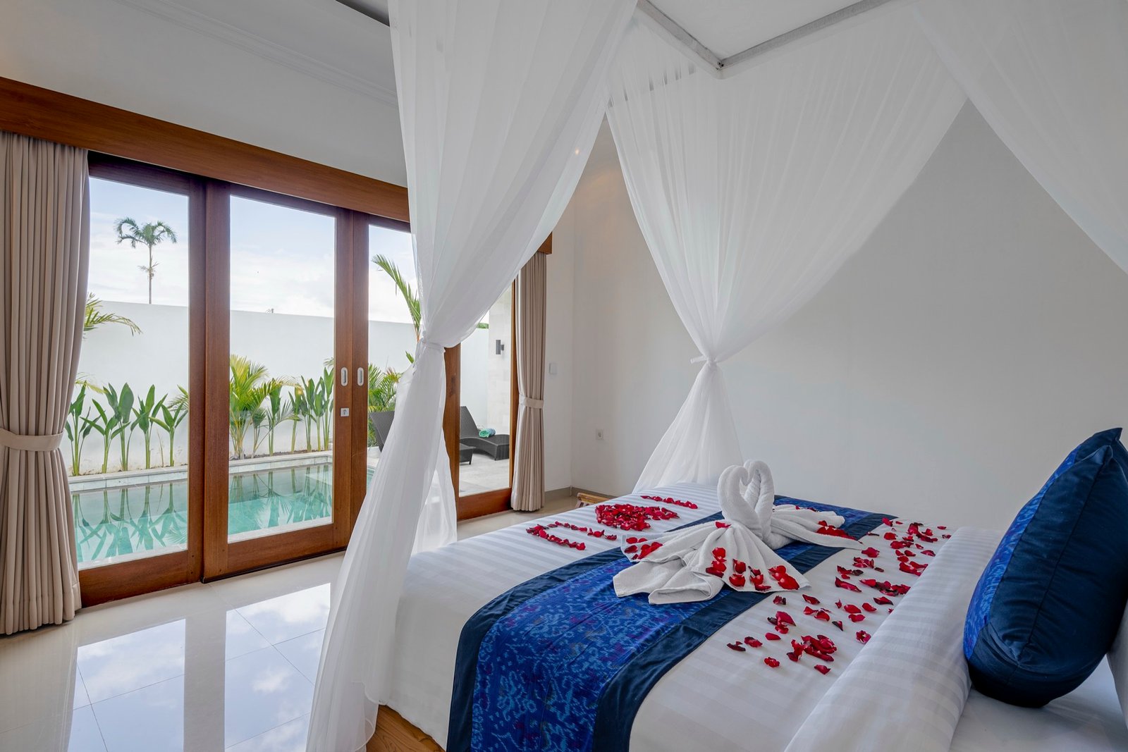 Cahyana Tibuah - the canopy bed facing the pool (2)