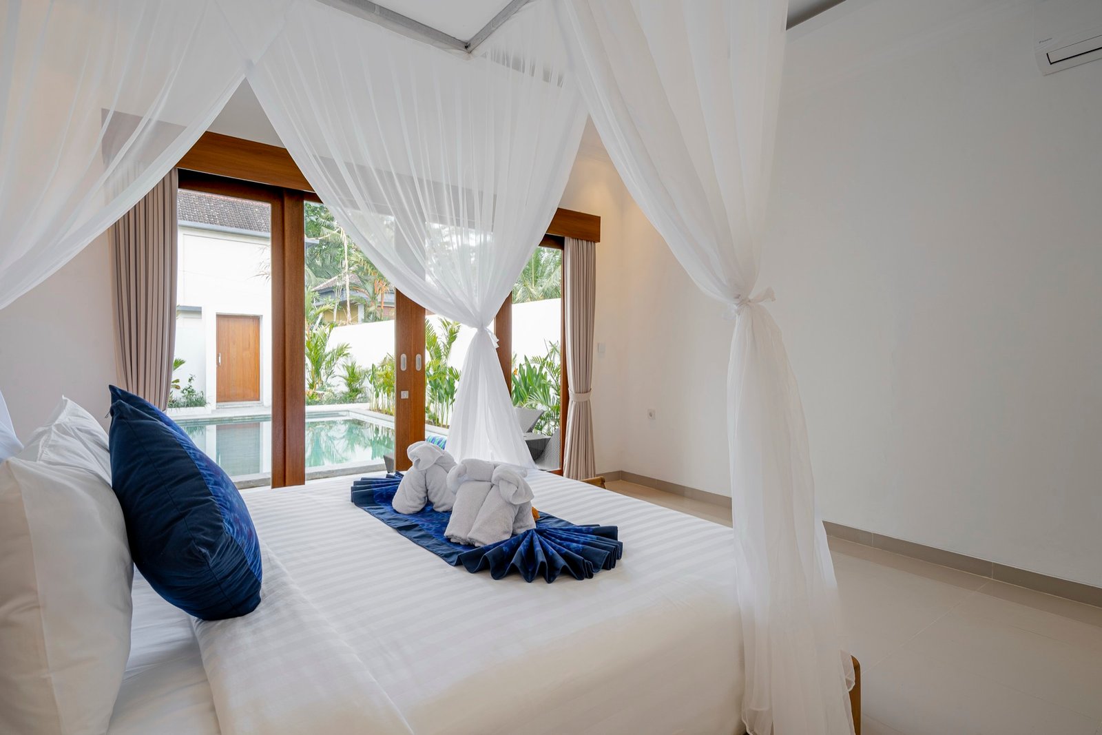 Cahyana Tibuah - the canopy bed facing the pool (3)