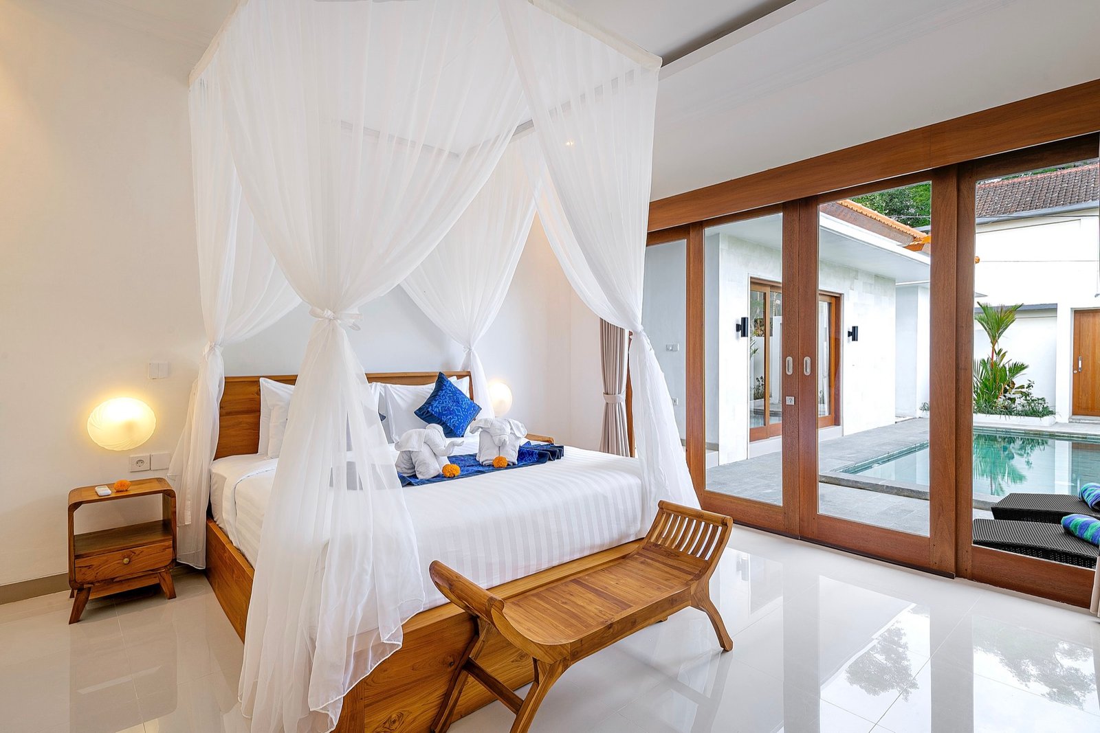 Cahyana Tibuah - the canopy bed facing the pool (4)