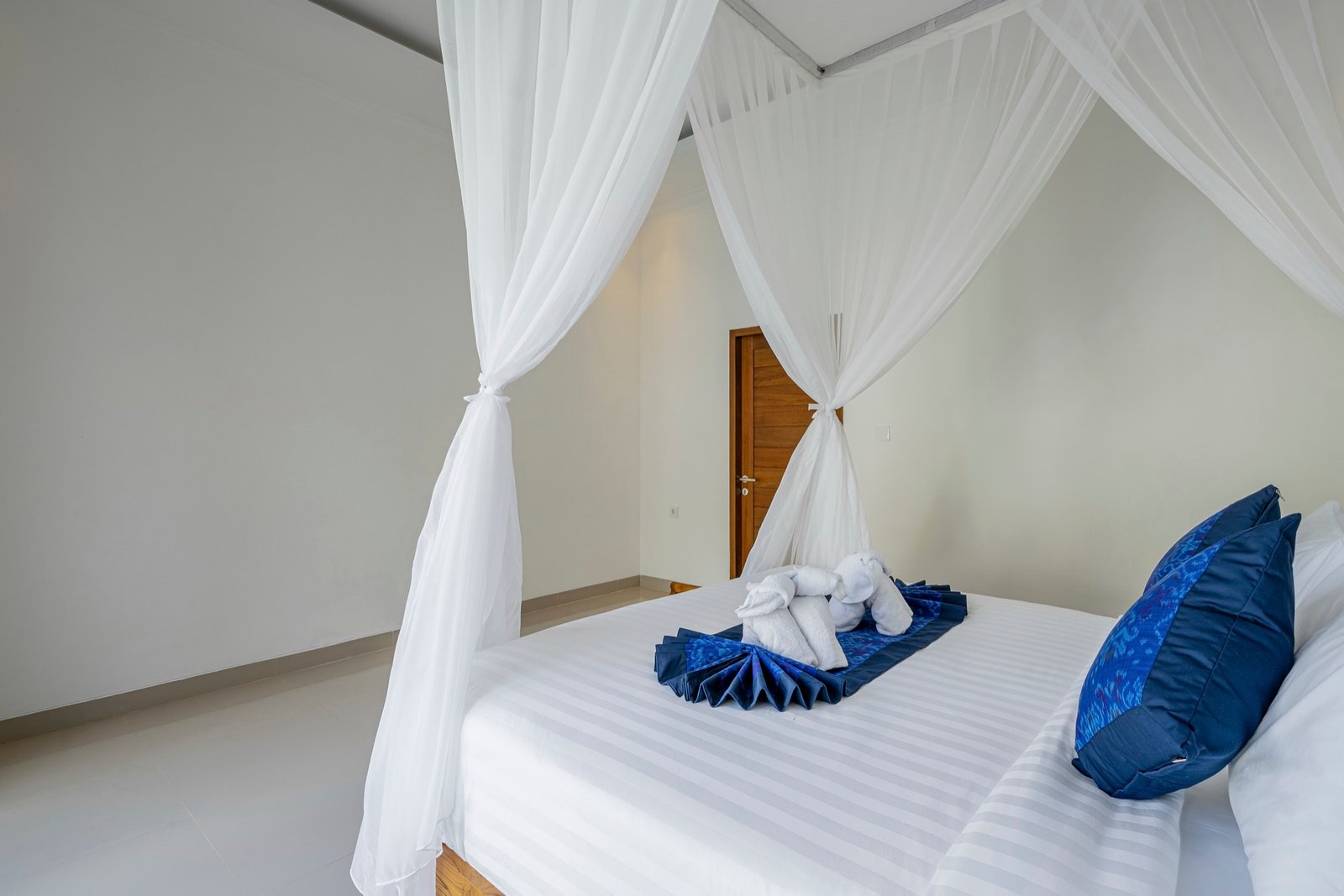 Cahyana Tibuah - towel art on the canopy bed (2)