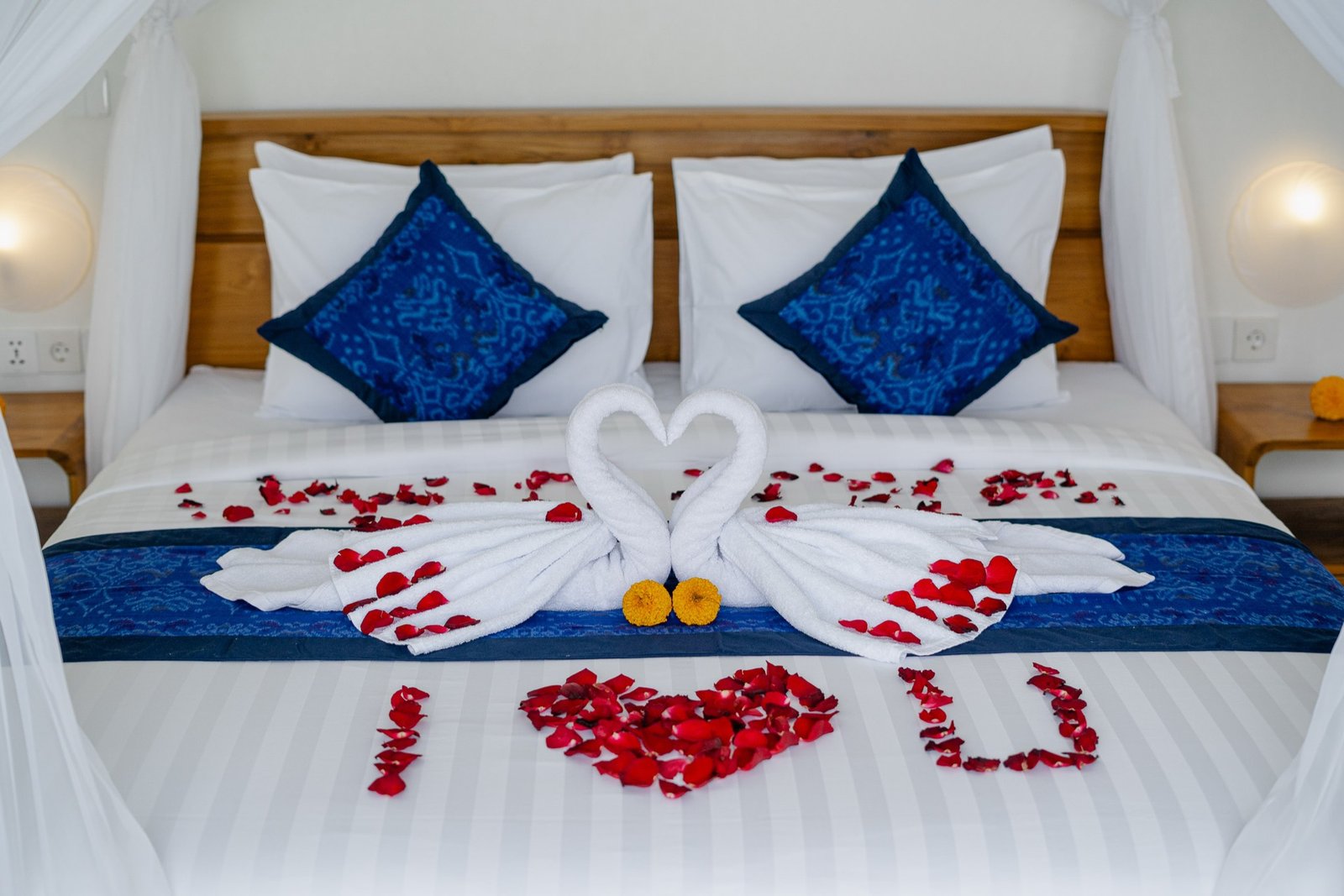 Cahyana Tibuah - swan towel art on the bed (1)