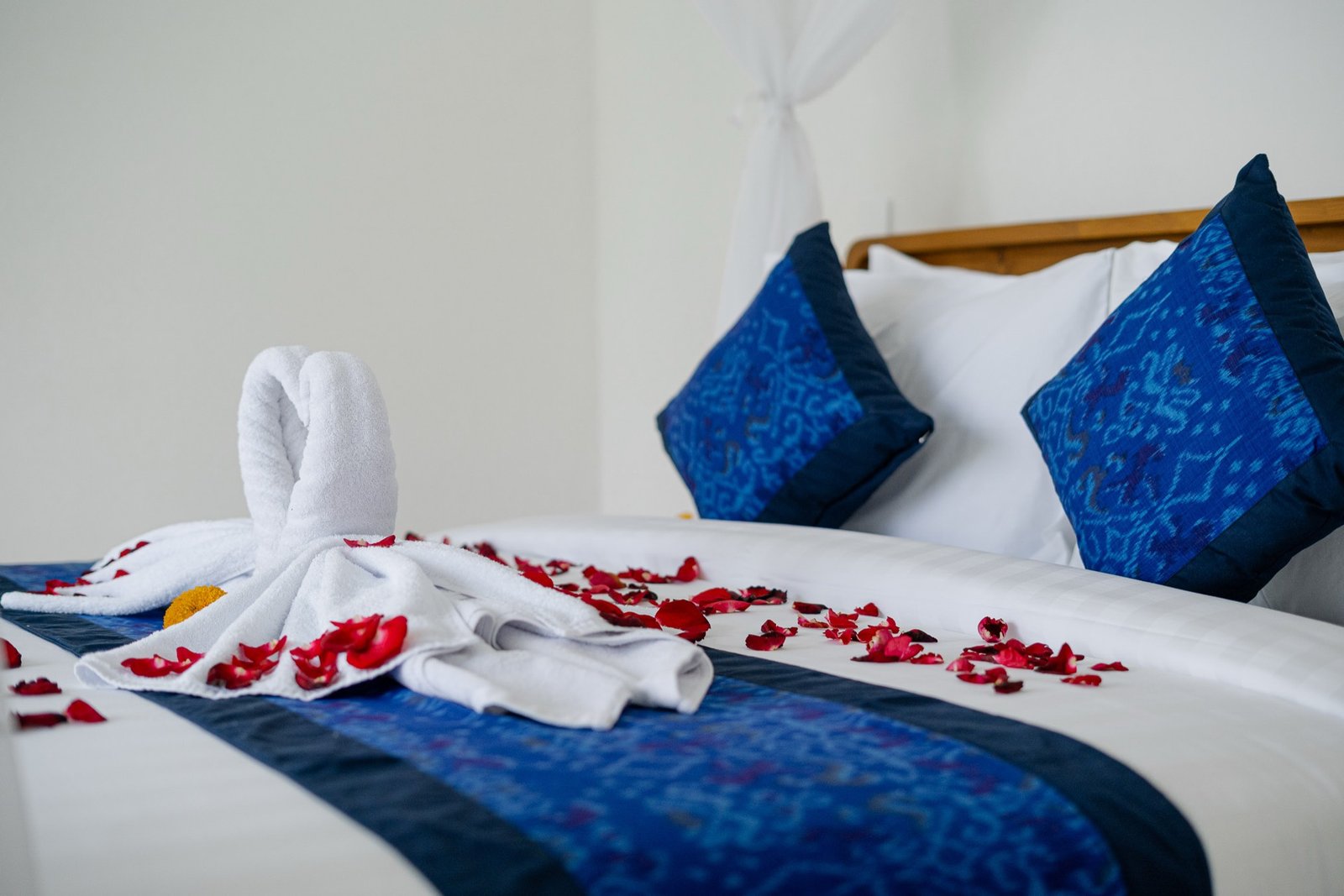 Cahyana Tibuah - swan towel art on the bed (2)