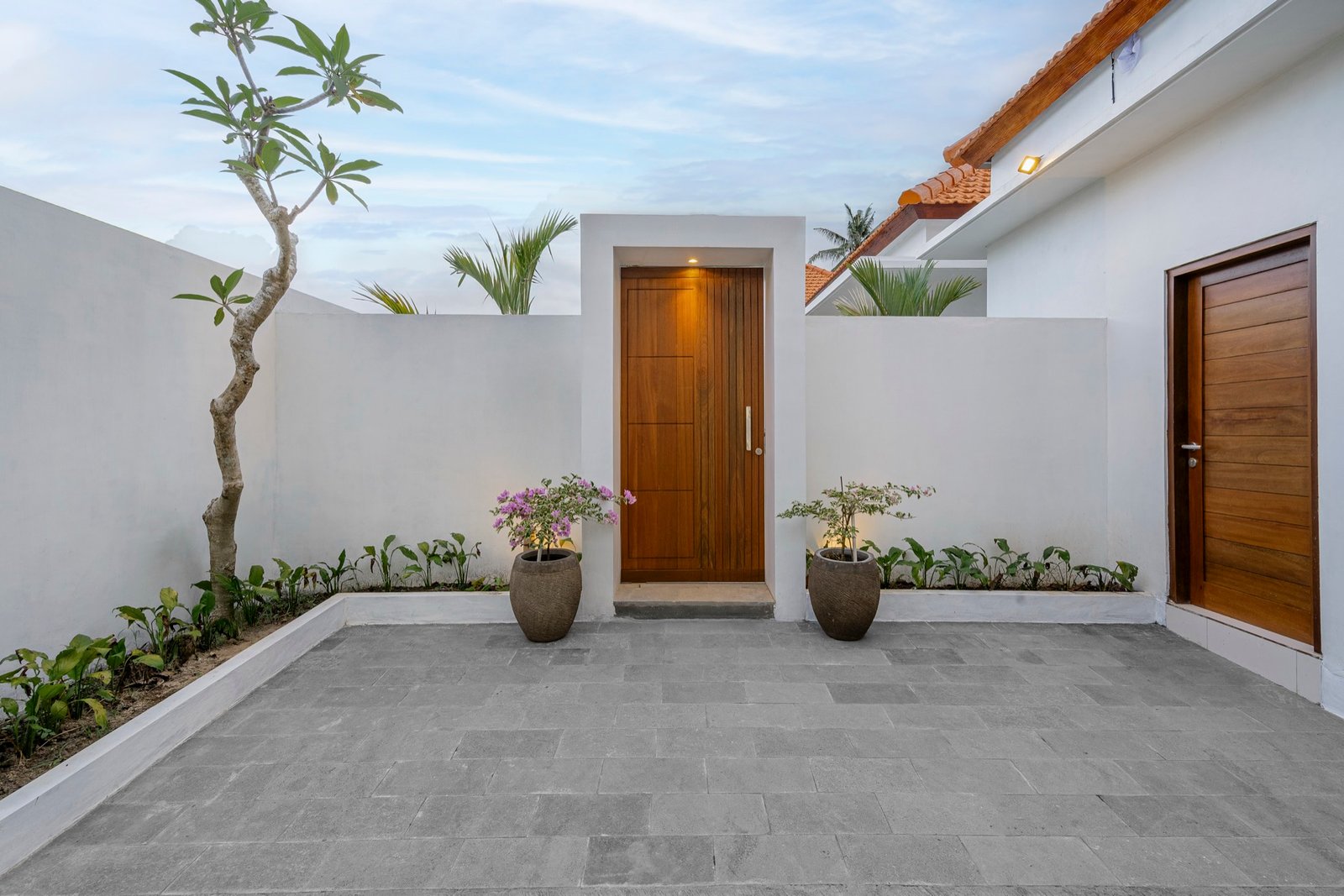 Cahyana Tibuah - the courtyard entrance door