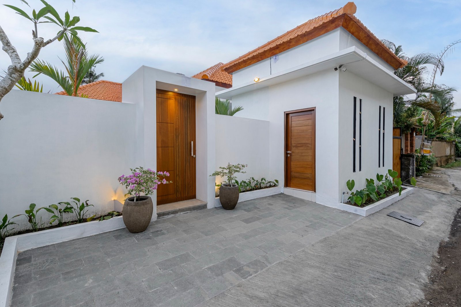 Cahyana Tibuah - the entrance doors from the driveway
