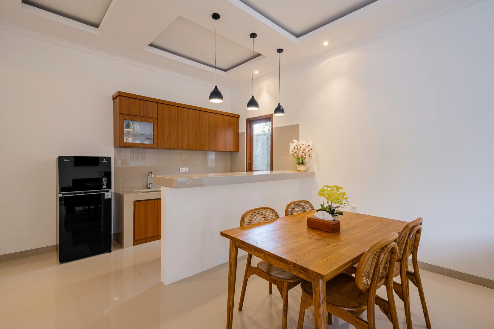 Cahyana Tibuah - the kitchen and dining area