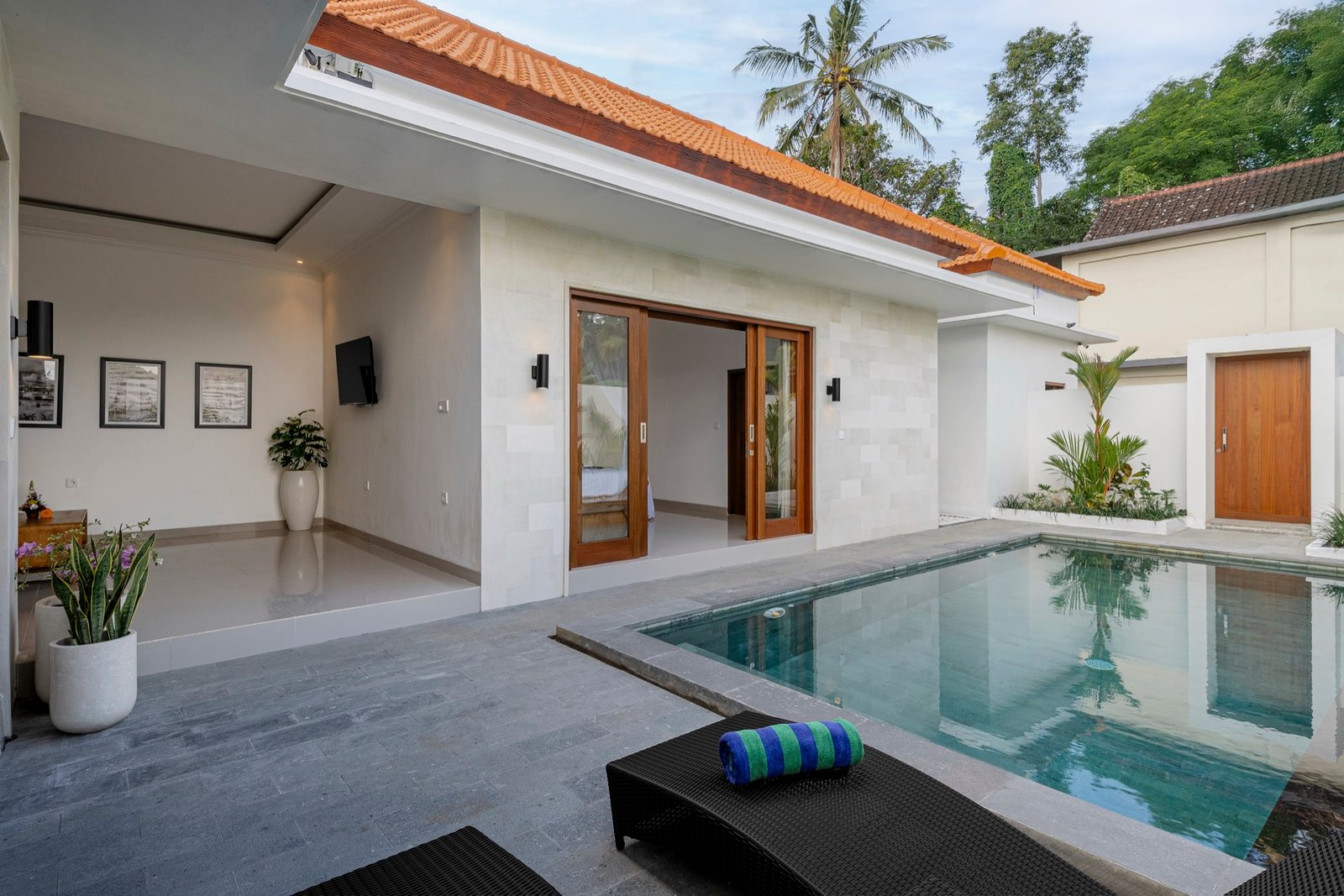 Cahyana Tibuah - sun loungers beside the private pool