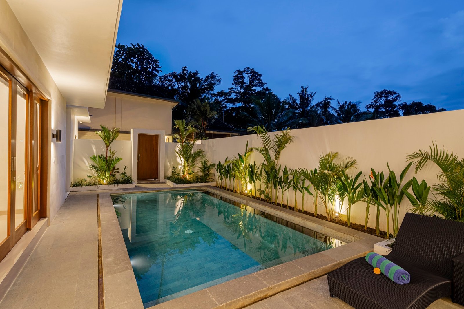 Cahyana Tibuah - the pool and garden at night (1)