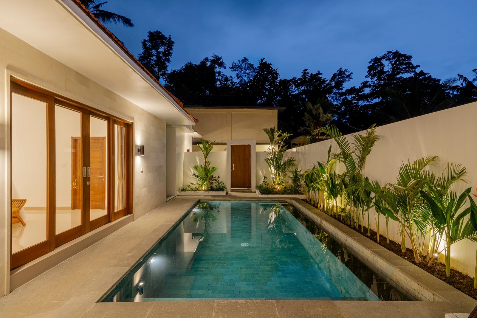 Cahyana Tibuah - the pool and garden at night (2)