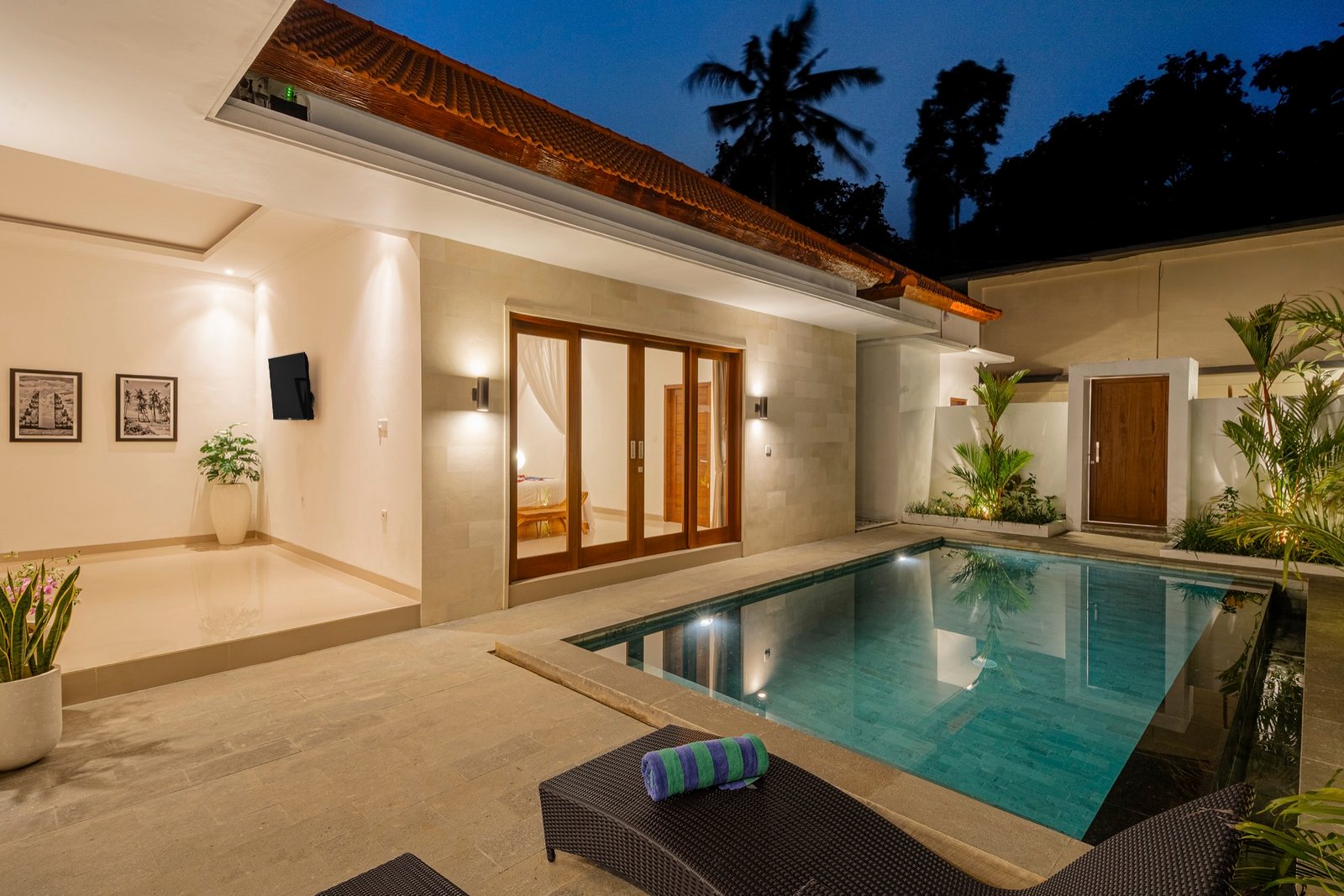 Cahyana Tibuah - the pool terrace at night